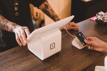 Limite pagamenti contactless sale a 50 euro: novità dal 2021