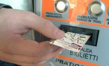 Truffa trasporti pubblici, è boom di falsi SMS svuota-conto per i passeggeri ATM e ATAC. Come difendersi