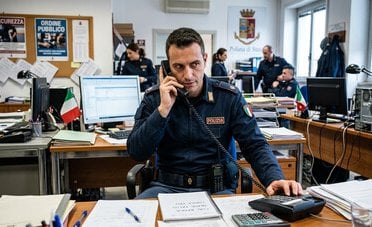 Maxi truffa da €96.000 euro con il finto poliziotto al telefono. Come funziona (e come difendersi)