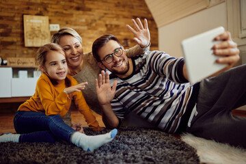 Stop ai genitori influencer, arriva il limite alle foto dei bambini online anche in Italia?