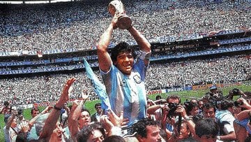 “Gioco per te, mamma”. La storia della telefonata strappalacrime tra Maradona e sua madre
