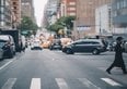 Cosa significa camminare guardando a terra secondo la psicologia?