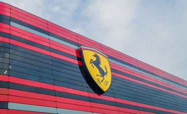 Azioni Ferrari, trimestrale solida ma il titolo scivola. Conviene comprare ora?