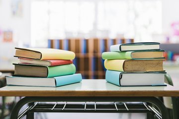 Libri di testo, allarme prezzi e disponibilità limitate: i rischi per l'anno scolastico 2022-2023