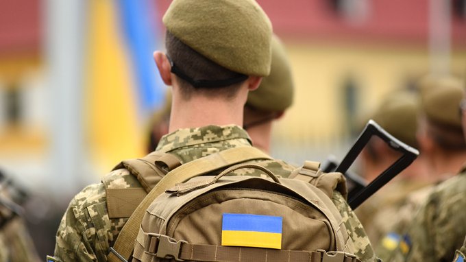 Gli attacchi aerei russi lasciano l'Ucraina al buio, Kiev continua a combattere