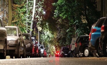 Una coppia riceve una multa di 1.330 euro per aver parcheggiato nel suo vialetto di casa