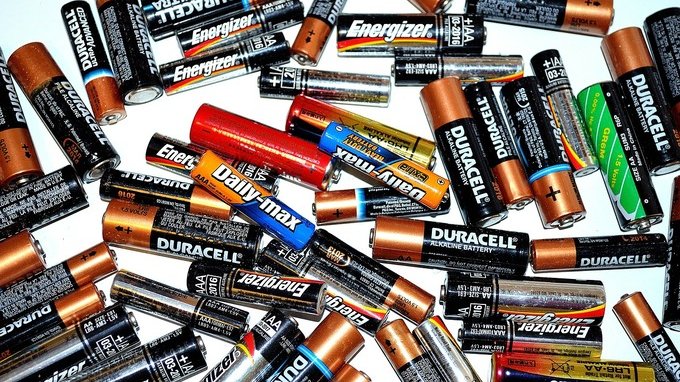 L'UE vieta le batterie non ricaricabili: cosa cambia e da quando