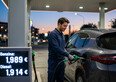 Gli Emirati lasciano l'OPEC e qualcuno ci promette già benzina a buon mercato. Sarebbe bello, se non fosse falso