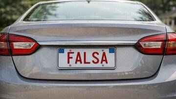 Se giri su un'auto con targa contraffatta, rischi una multa di oltre €8.000