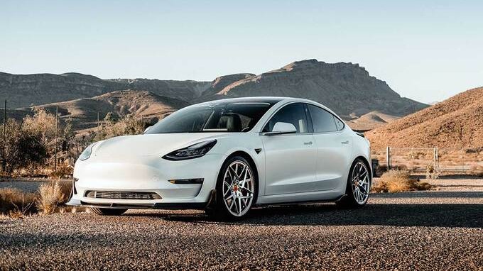 Tesla fa ciò che nessuno si aspettava