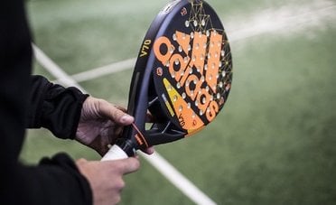 Perde il lavoro perché gioca a padel, per il giudice il licenziamento è illegittimo. Risarcita con 18 mensilità