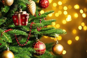 Albero di Natale in auto, a cosa fare attenzione per evitare multe