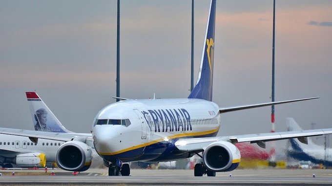 Ryanair in rosso di €273 milioni, ma batte le stime. E il titolo vola