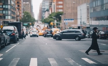 Cosa significa camminare guardando a terra secondo la psicologia?