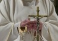 Sai quanto guadagnano preti, vescovi e suore (e chi li paga)?