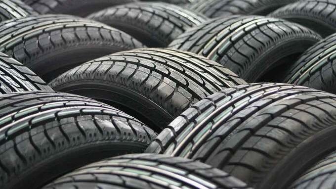 Gonfiare le gomme alla giusta pressione è fondamentale in estate per risparmiare. Ecco come fare