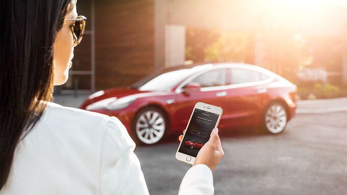 Tesla, collassano le vendite in Germania e UK. Fino a -60%, queste auto cinesi piacciono di più