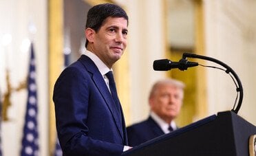 Kevin Warsh ha appena detto una cosa che dovrebbe preoccupare ogni risparmiatore italiano