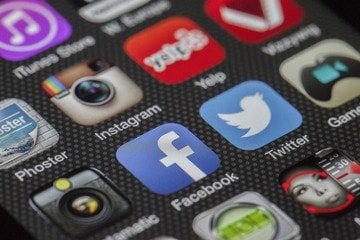 Multa fino a 1.000€ ai genitori se i figli usano male i social