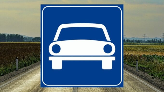 Cosa significa questo segnale stradale con macchina bianca e sfondo blu?