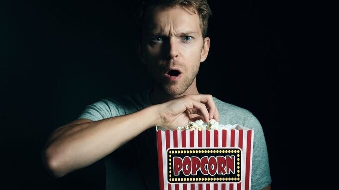 Come guadagnare 1.000 euro guardando film: la stravagante offerta di una gioielleria Usa
