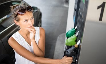 Petrolio giù, benzina su. Perché i prezzi alla pompa non seguono il Brent