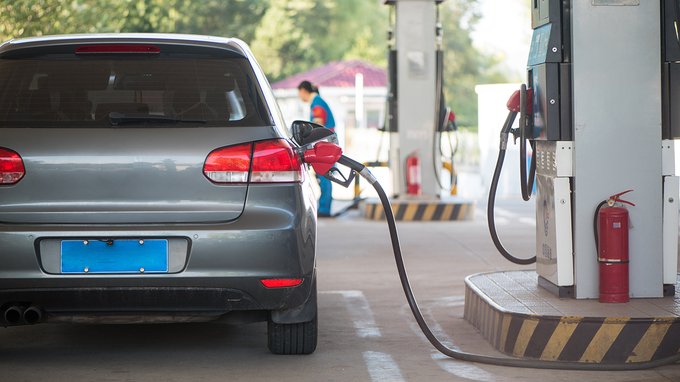 Prezzo benzina si impenna in tutto il mondo: così cresce l'allarme inflazione