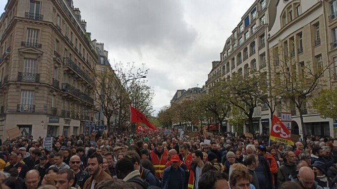 Proteste oceaniche per le strade di Parigi per il 1° maggio, contro la riforma delle pensioni