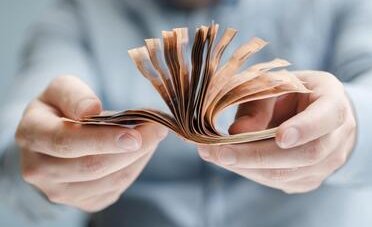 Si può pagare lo stipendio in contanti?