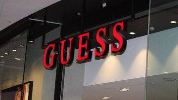 Guess non è più quotata in Borsa. Completata la privatizzazione del brand da $6 miliardi