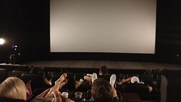 Al cinema con tampone negativo, mascherina FFP2 o vaccino: la proposta per riaprire