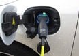 Le cause automobilistiche hanno investito miliardi in auto 100% elettriche, ma il mercato premia le ibride
