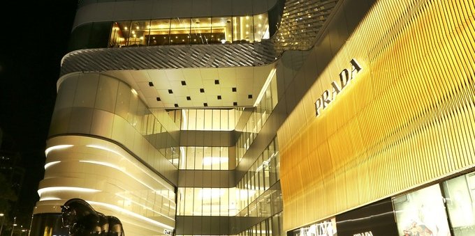 Semestrale Prada: il brand del lusso promosso dai conti