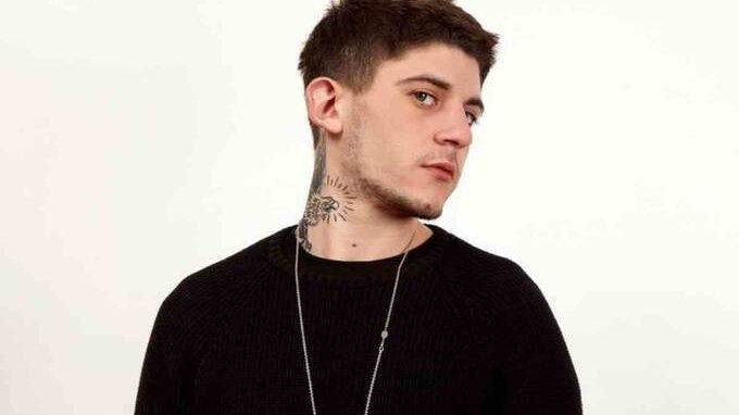 Chi è Rkomi e quanto guadagna il cantante in gara a Sanremo 2025