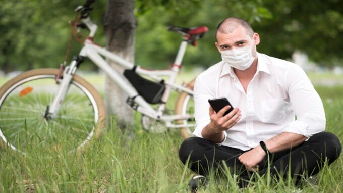 In bici e in monopattino serve la mascherina?