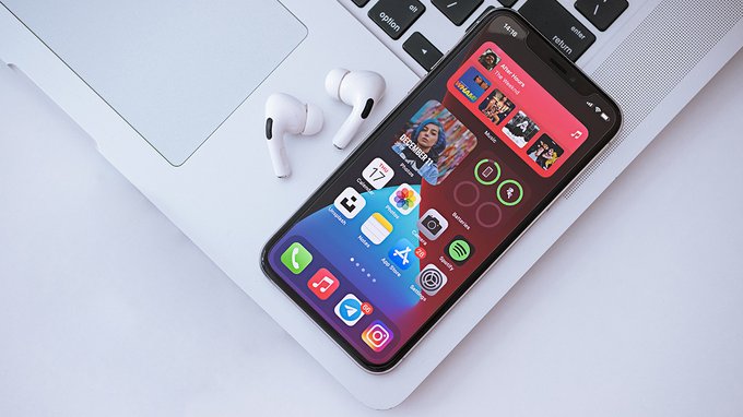 Conviene scaricare iOS 26? Cosa devi sapere prima di installarlo sul tuo iPhone
