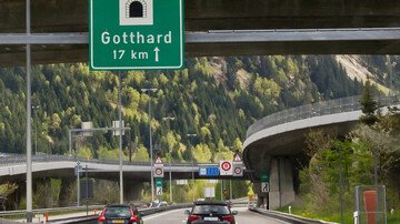Ecco perché in Svizzera la segnaletica autostradale è verde e non blu