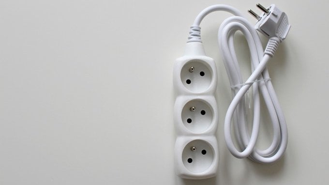7 cose che non dovresti mai collegare a una prolunga o a una ciabatta elettrica