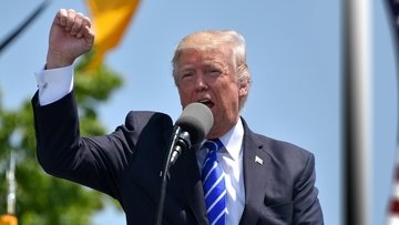 Donald Trump caccia due alti funzionari: testimoniarono contro di lui