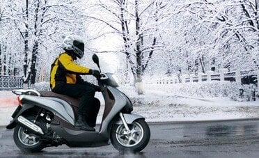 Scooter o microcar, quale conviene davvero per andare a scuola? Costi, consumi e sicurezza