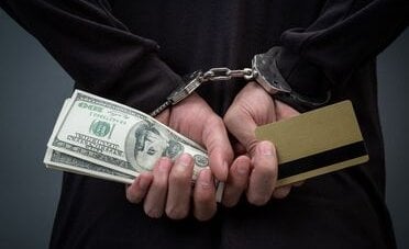 Riceveva €12.000 al mese di sussidi usando 12 identità diverse. Ruba allo stato quasi €250.000 in 2 anni