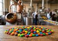 M&M's senza coloranti, spariscono blu e marrone. Il motivo è nella difficoltà della colorazione