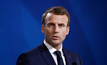 Stellantis investirà €1 miliardo per produrre auto elettriche in Francia. L'annuncio di Macron 