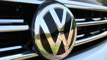 Azioni Volkswagen, il titolo più controverso d'Europa nasconde una scommessa che il mercato non ha ancora deciso come prezzare