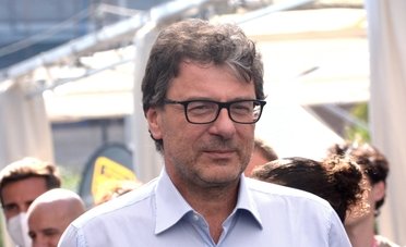 Chi guadagna €2.000 euro non è ricco. Allora perché non dare soldi a chi ne prende €1.000?