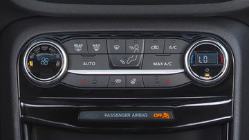 A che volume impostare lo stereo in auto per non rischiare una multa?