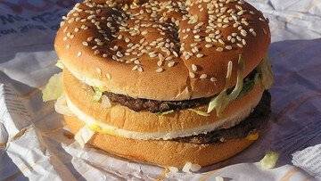 I CEO di Mc Donald's e Burger King mangiano i loro stessi panini. La reazione diventa virale