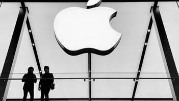 Due società da 5.000 miliardi, due strategie opposte sull'AI. Chi ha ragione tra Nvidia e Apple?