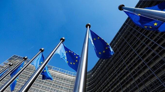 L'UE aumenta gli investimenti per auto elettriche: sfida aperta alla Cina
