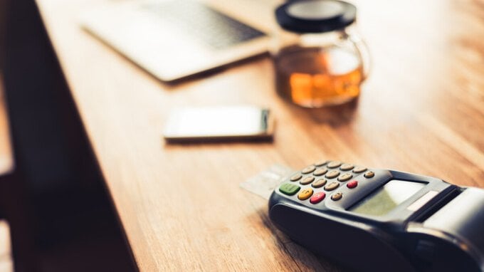 Usare la carta di credito del coniuge è reato, quando e cosa si rischia